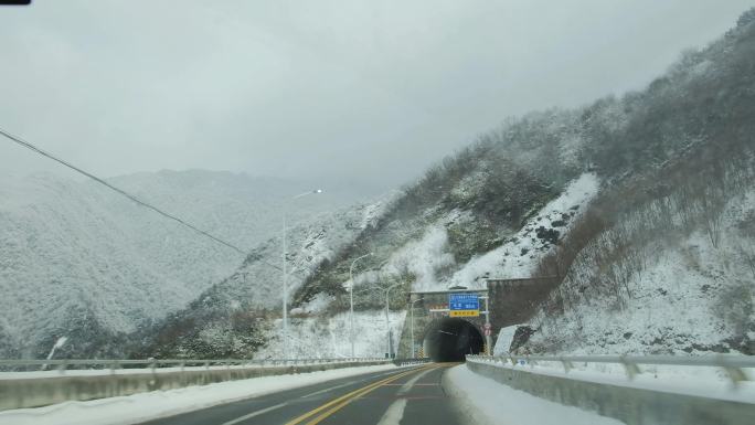 四川德阳到阿坝绵茂公路雪景