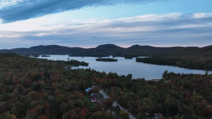 黄昏时分，纽约汉密尔顿县蓝山湖周围的秋叶。空中