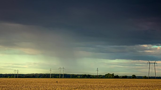 暴雨和乌云横跨金色的麦田。间隔拍摄