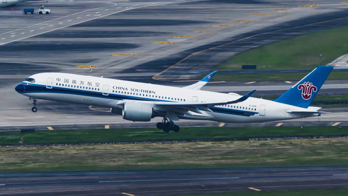 南航A350在深圳机场起飞的场面