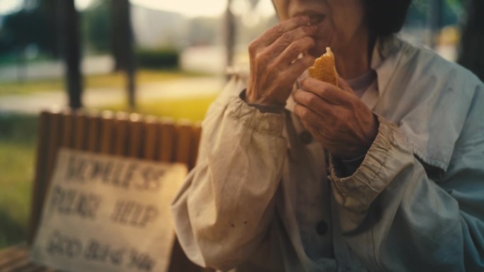 年老的女乞丐饿着肚子吃面包，无家可归的人求助，穷困潦倒