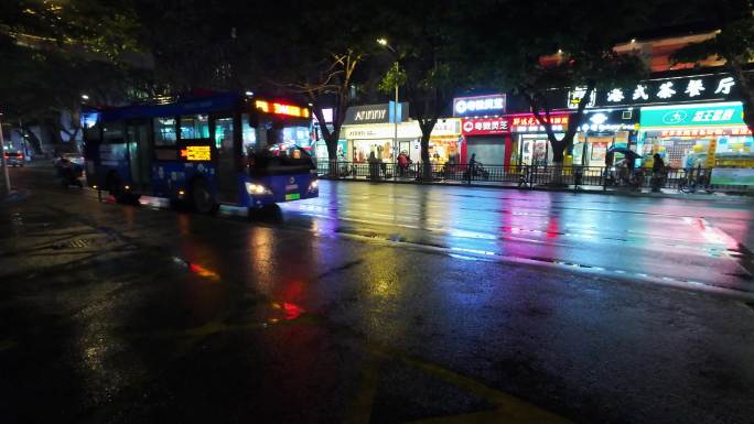 4K雨夜公交车出站
