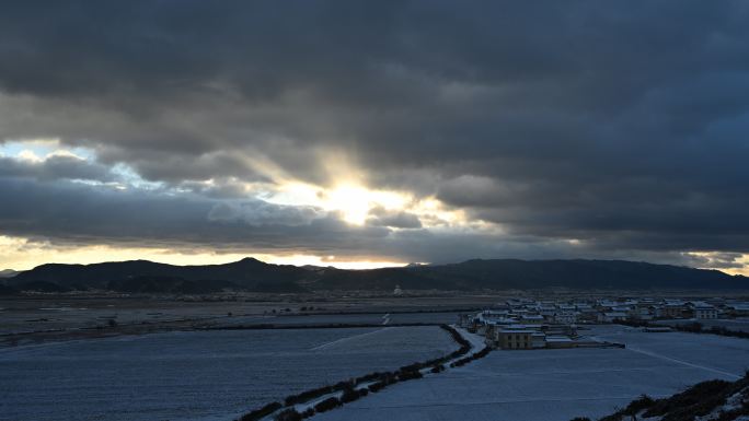 香格里拉纳帕海藏族村庄雪后延时风景