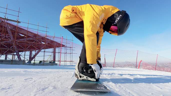 滑雪 单板穿鞋 橙色雪服