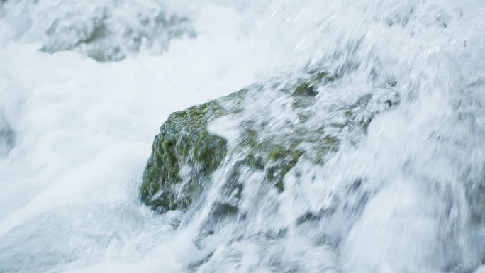 湍急的河水拍打冲击石头