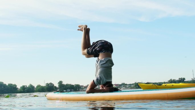年轻人将瑜伽练习融入周末水上训练