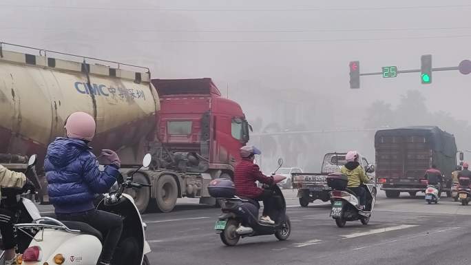 大雾公路车流公路摩托大军行车道路车辆符号