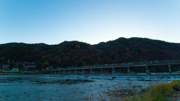 黄昏时的京都东筑桥在秋天的广角镜头倾斜下来