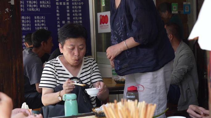 云南烤豆腐 烤土豆 食客 烤豆腐