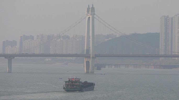 长沙三汊矶大桥和江面船只2160P