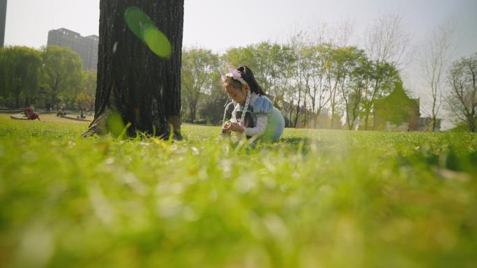 4K唯美亲近自然小女孩在公园草地上玩耍