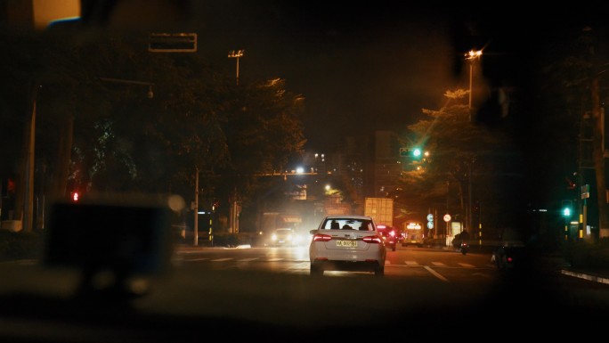 夜晚驾驶汽车红绿灯人流车载仪表盘收音机