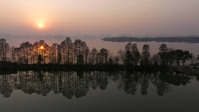 武汉江夏汤逊湖日落夕阳湖中小路绝美风景