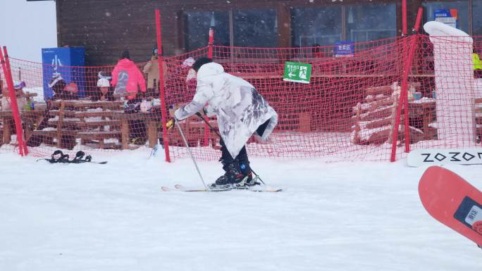 四川阿坝茂县九鼎山太子岭滑雪场滑雪的人