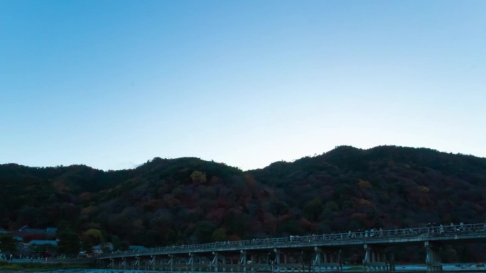 黄昏时的京都东筑桥在秋天的广角镜头平移