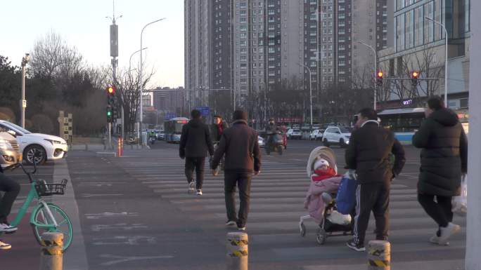 城市夕阳骑自行车骑电瓶车冬日暖阳繁忙的人