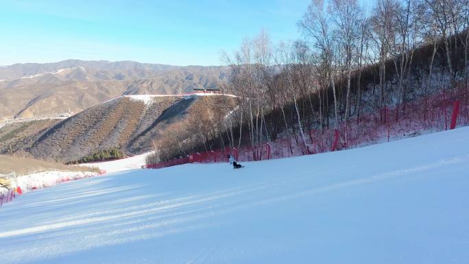 新人滑雪下陡坡 单板八字刻划