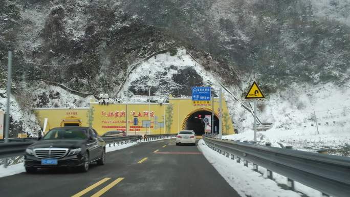 四川德阳到阿坝绵茂公路雪景