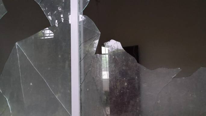 窗子玻璃碎了房子窗户玻璃破碎击碎击穿玻璃