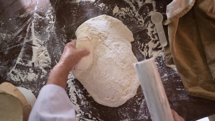 手，面团和准备或滚动生产烘焙面包在厨房为原料，配方或自制。面包店披萨烹饪、加工或小生意的人员、厨师和
