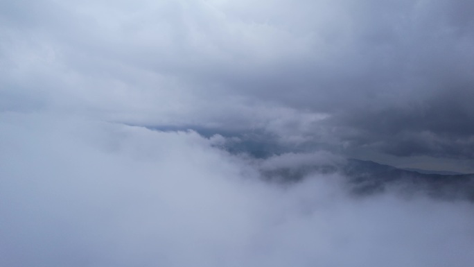 航拍拍云层山形