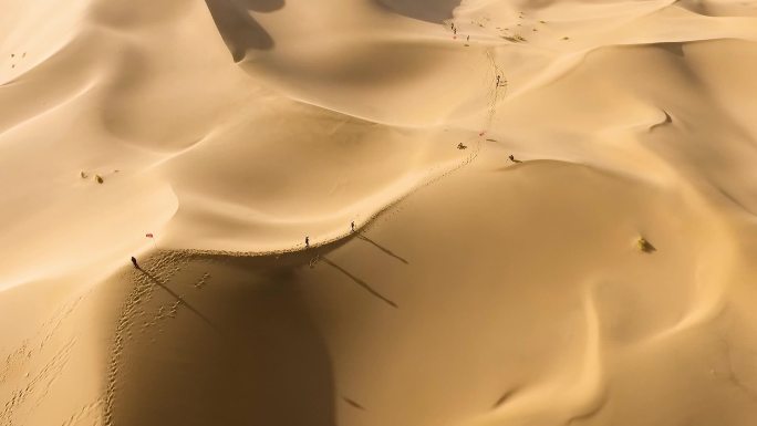 敦煌旅游徒步励志前行沙漠脚步甘肃航拍