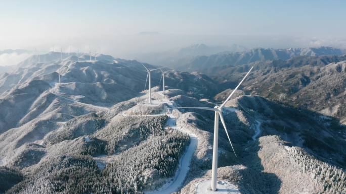 冬季白雪覆盖的风力发电场-广西桂林资源县