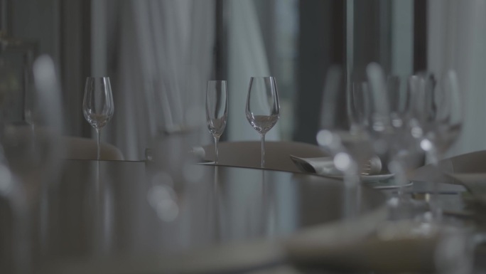 餐厅餐桌高端玻璃杯高脚杯旋转透亮效果