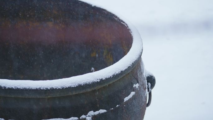 雪中水缸特写