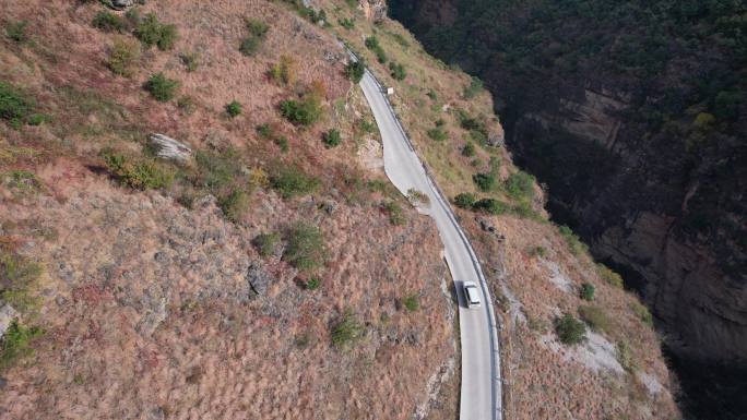 航拍崎岖山路行车