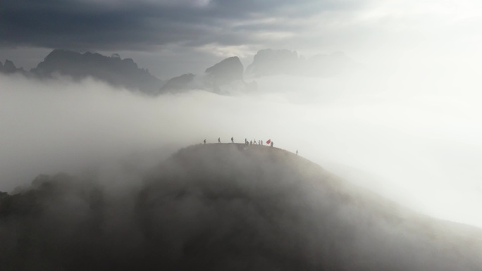 山顶云雾旅游爬山山巅纪录片登山人群云海