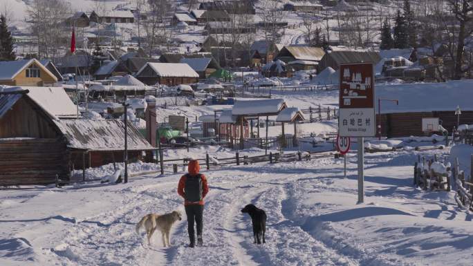 男人走在新疆白哈巴村的雪地上