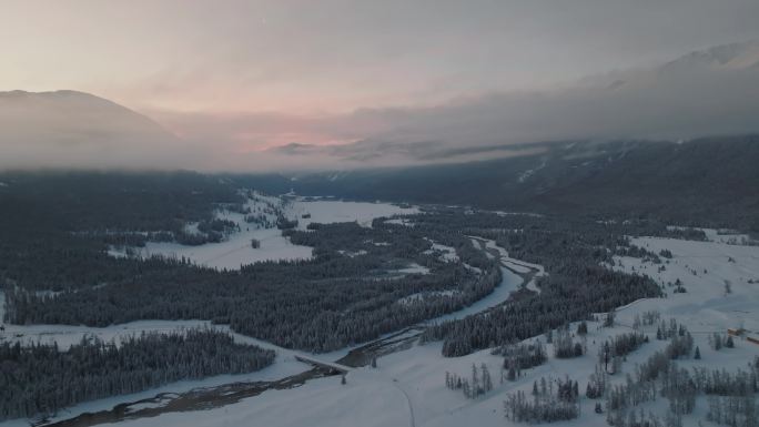 航拍清晨的新疆喀纳斯雪景