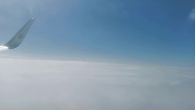 飞机起飞穿越云层