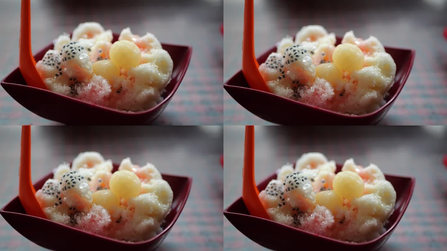 Es Kacang Merah Palembang是一种用红糖煮红豆制成的冷饮，配以椰奶、刨冰和甜炼