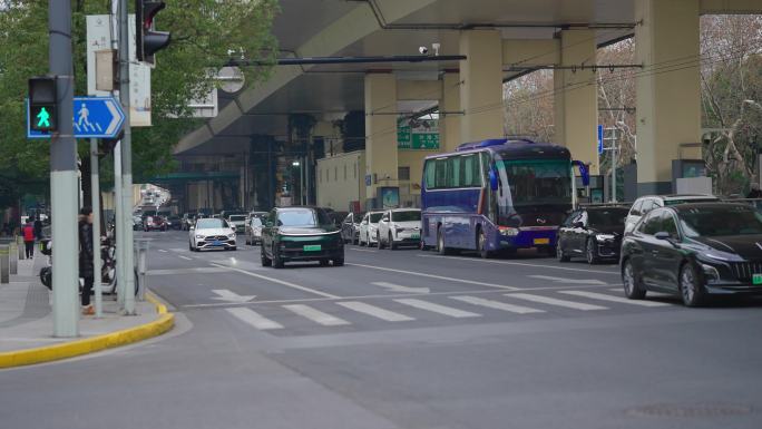 新能源电动车 在路上行驶