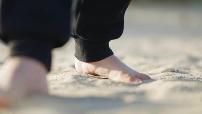 小朋友沙滩赤脚走路 踢沙子