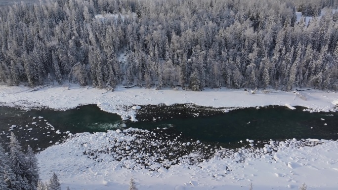 航拍冬季新疆喀纳斯河雪景