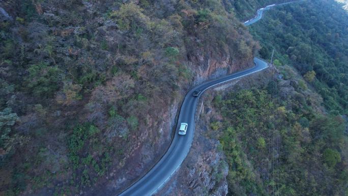 航拍崎岖山路行车