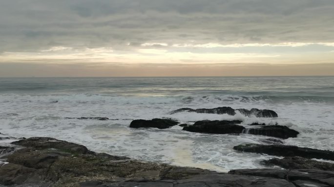 海岸礁石浪花