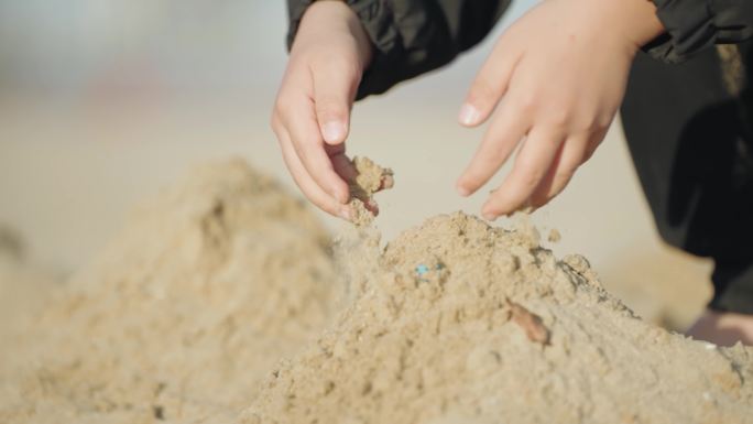 小朋友海边沙滩玩沙子