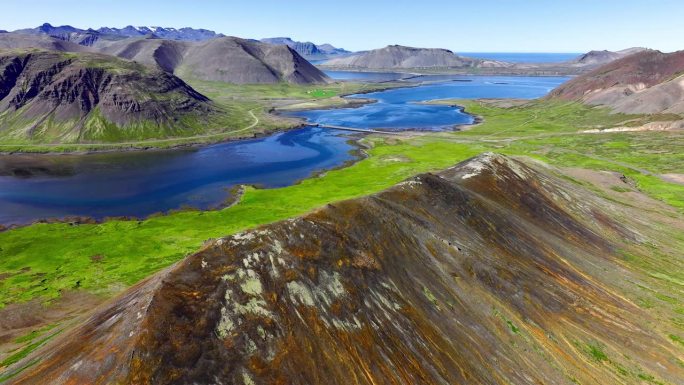 死火山，春天被苔藓覆盖的火山。冰岛的纯净自然，地球上地热活动的痕迹，史诗级鸟瞰图4k