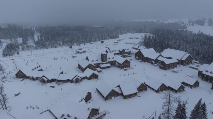 航拍大雪纷飞的新疆喀纳斯景区换乘中心