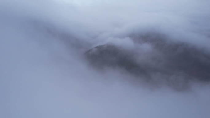 航拍翻山越岭的云海