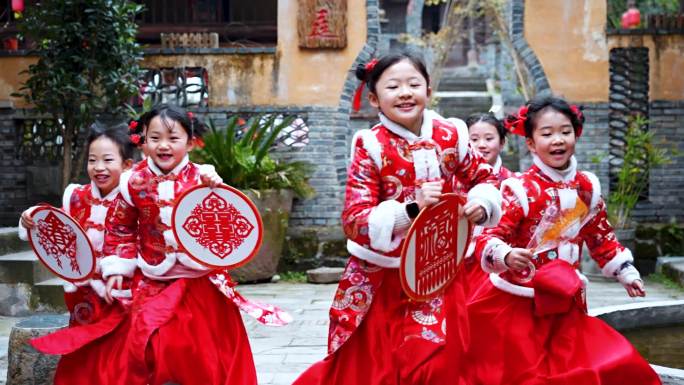 小孩子在院子里奔跑 欢快迎新年