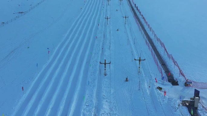 新疆哈密：滑雪场上温馨身影