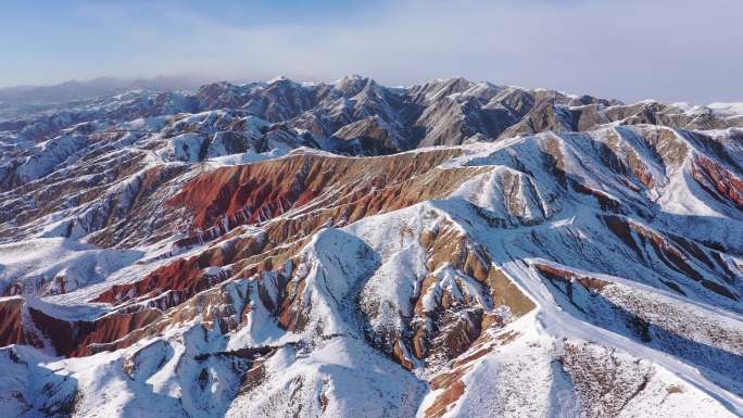 航拍大山丹霞地貌雪景