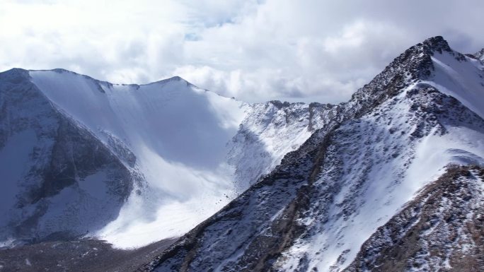 天山山脉雪景航拍