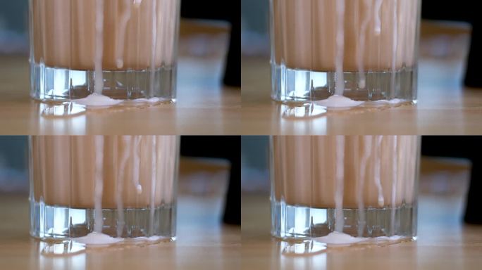 一杯加奶油牛奶的冰咖啡。加冰的冷萃咖啡饮料。清晨的阳光。冰沙加糖浆，咖啡加牛奶，美味的饮料，高泡沫，