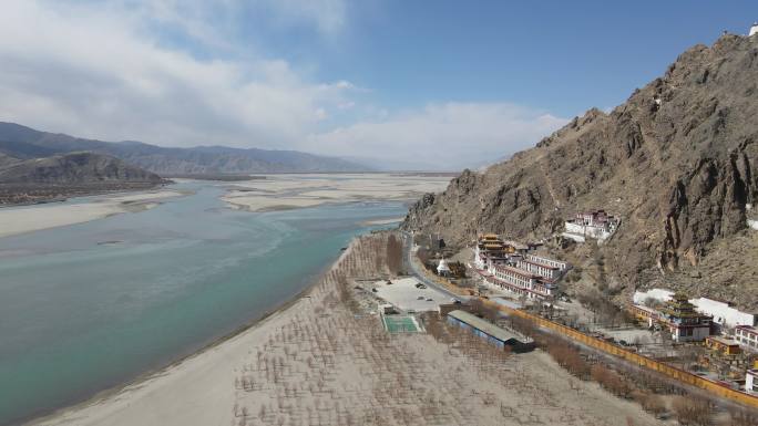 西藏雅鲁藏布江畔的多吉扎寺